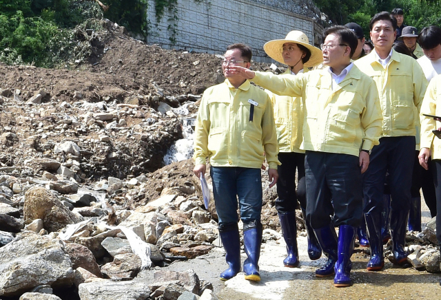 이재명 더불어민주당 대표가 19일 경북 예천군에서 폭우 피해를 입은 시설을 보고 있다. 연합뉴스