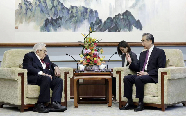 왕이(오른쪽) 중국 공산당 중앙정치국 위원이 19일 베이징에서 헨리 키신저 전 미국 국무장관과 만나 대화하고 있다. AFP연합뉴스