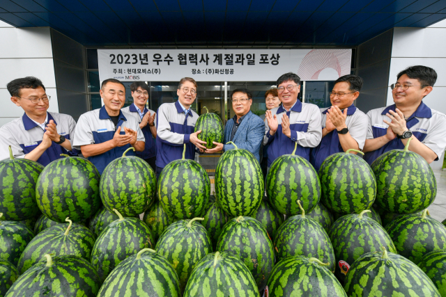 이선우(오른쪽 다섯 번째) 현대모비스 구매담당 전무가 경북 경산에 있는 화신정공에서 회사 임직원들에게 계절과일과 감사장을 전달하고 있다. 사진 제공=현대모비스