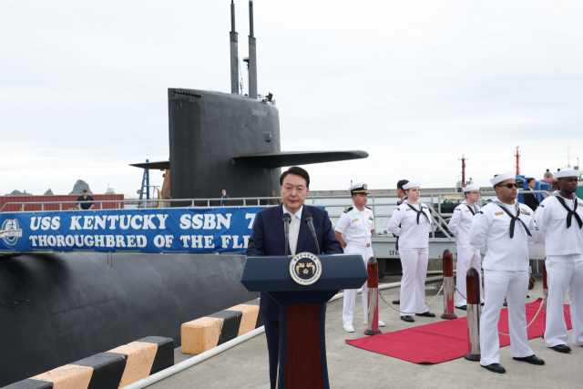 윤석열 대통령이 지난 19일 부산 해군작전사령부 부산작전기지에 입항한 미국의 오하이오급 핵추진 탄도유도탄 잠수함(SSBN) 켄터키함(SSBN-737) 앞에서 격려사를 하고 있다. 사진 제공=미 해군