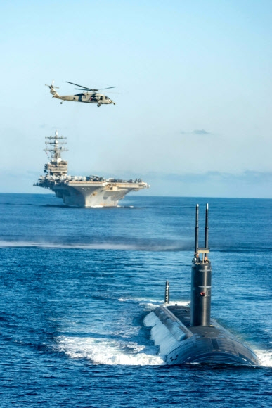 미일 대잠전 훈련에 참가한 미국 측 전력들이 동해 공해상에서 기동훈련을 하고 있다. 사진은 미국 핵잠수함 아나폴리스함(앞쪽부터), 미국 원자력 추진 항공모함 로널드 레이건함, 미국 해상작전 헬기 MH-60 시호크. 연합뉴스