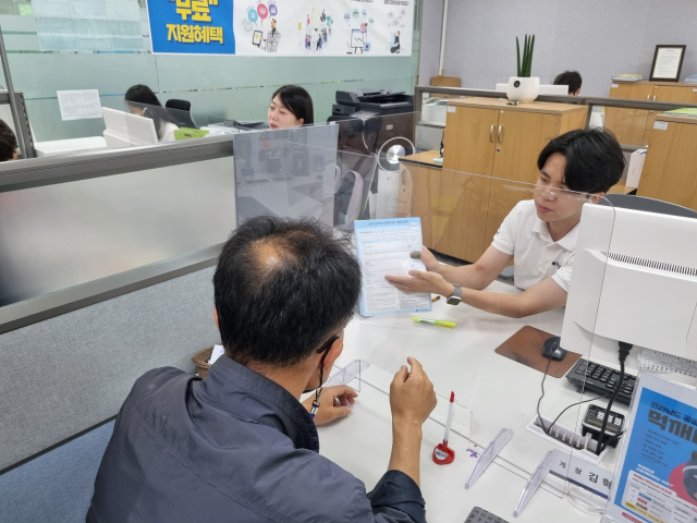 전남신용보증재단의 한 직원이 20일 소상공인을 대상으로 ‘전라남도 소상공인 특별 이자지원 금융권 상생협력 사업’ 지원 절차에 대해 설명하고 있다. 사진 제공=전라남도