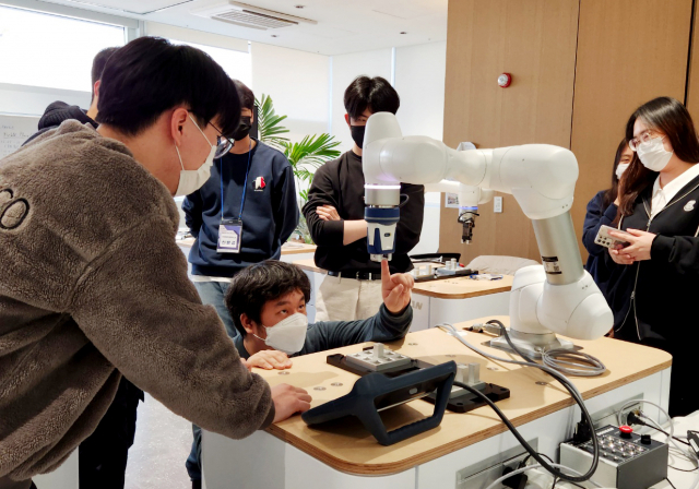분당 두산타워에서 협동로봇 교육생들이 협동로봇을 살펴보고 있다. 사진 제공=두산로보틱스