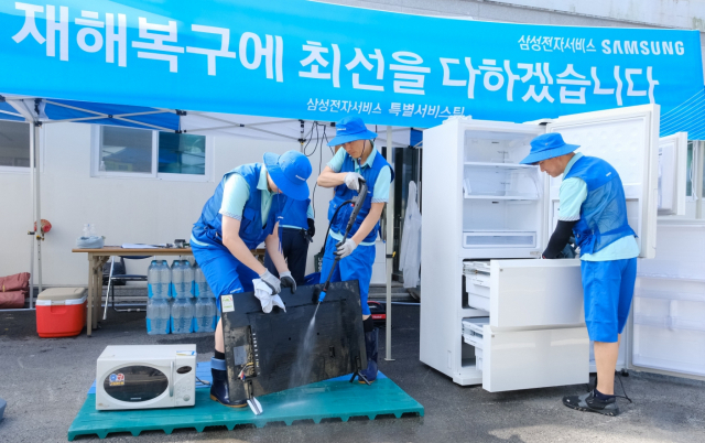 19일 충남 공주에서 삼성전자서비스 임직원이 수해지역 피해 주민들을 위해 가전제품 특별 점검을 하고 있다. 사진 제공=삼성