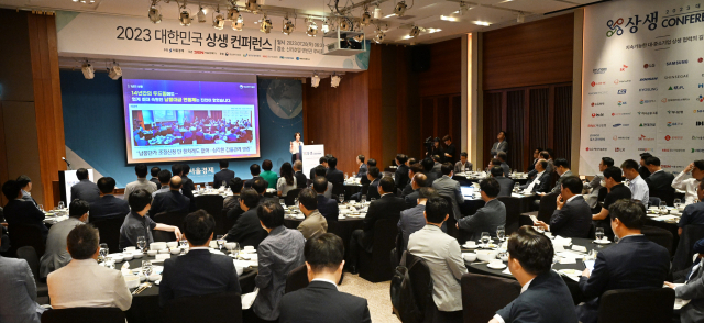 20일 서울 중구 신라호텔에서 ‘지속가능한 대·중소기업 상생 협력의 길’을 주제로 열린 ‘2023 대한민국 상생 컨퍼런스’에서 이영 중소벤처기업부 장관이 ‘상생을 위한 납품대금 연동제’를 주제로 기조연설을 하고 있다. 권욱 기자