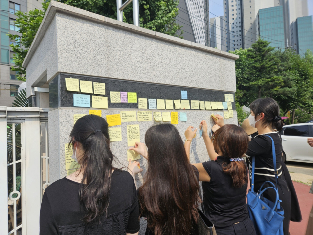 20일 오후 서울 서초구의 초등학교에서 추모객들이 추모 메시지를 적고 있다. 정유민 기자