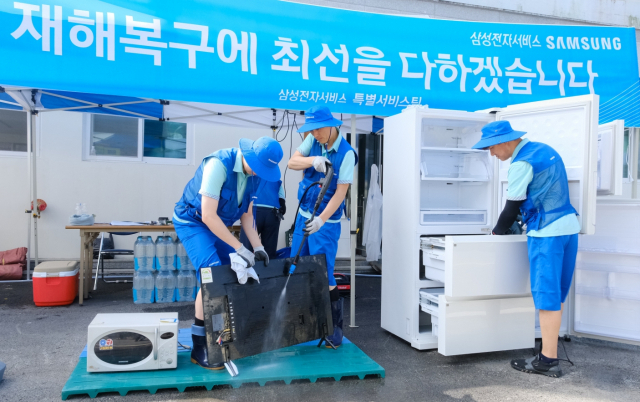 19일 충남 공주에서 삼성전자서비스 임직원이 수해 지역 주민들을 위해 가전제품 특별 점검을 하고 있다. 사진 제공=삼성