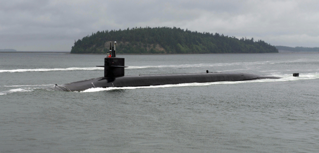 미군 오하이오급 전략핵 잠수함 '켄터키함'(SSBN-737)이 2017년 6월 15일 미국 워싱턴주 후드 운하를 지나는 모습. 사진=미국 전략사령부 제공