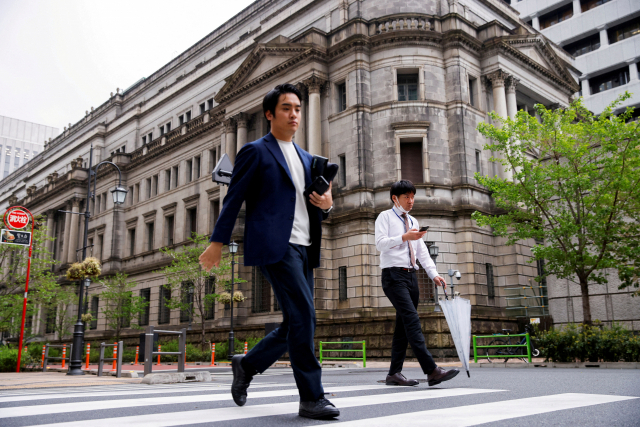 일본 도쿄의 일본은행(BOJ) 청사 앞을 행인들이 지나고 있다. 로이터연합뉴스