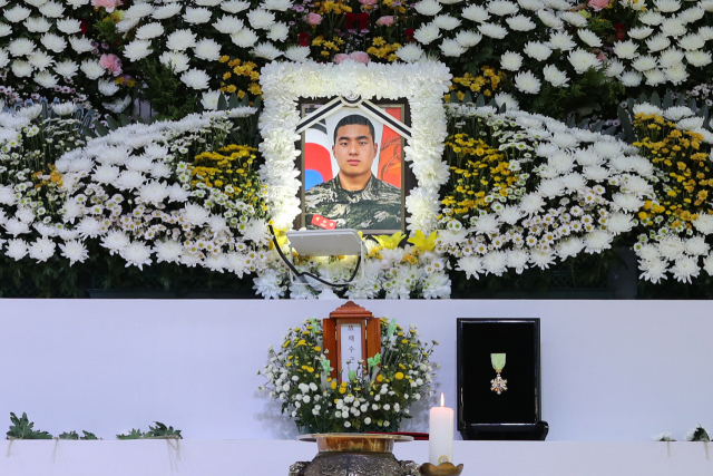 21일 경북 포항 해병대 1사단 내 체육관인 '김대식관'에 마련된 고 채수근 상병의 분향소에 정부가 수여한 보국훈장 광복장이 채 상병 영정 아래에 놓여 있다./연합뉴스