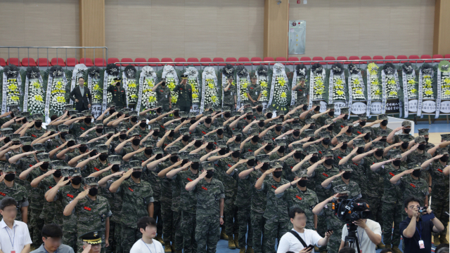 21일 오후 고 채수근 상병 분향소가 마련된 포항 해병대 1사단 내 김대식관에서 열린 보국훈장 광복장 서훈식에서 해병대원들이 경례로 예를 표하고 있다./연합뉴스