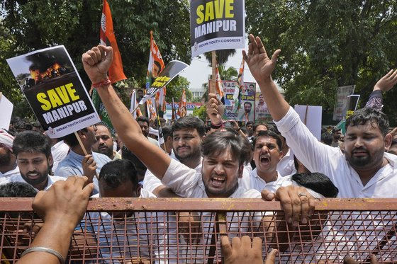 인도 동북부 마니푸르주에서 여성 2명이 성폭행 당하는 영상이 공개된 뒤 인도 뉴델리 국회의사당 인근에서 청년들이 이에 분노한 시위를 벌이고 있다. AP연합뉴스