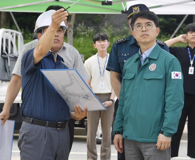 김완섭 기획재정부 2차관(오른쪽)이 21일 특별재난지역으로 선포된 세종 금남면 부용리를 찾아 호우 피해 상황을 점검하고 있다. 사진 제공=기획재정부