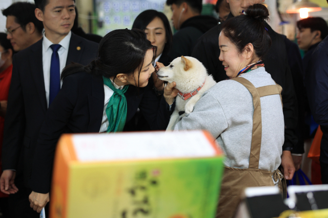 윤석열 대통령 부인 김건희 여사가 지난 4월 14일 오후 대전 중구 태평전통시장에서 과일가게 상인이 키우는 유기견과 인사하고 있다. 사진제공=대통령실