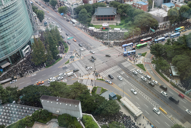 서울 서초구의 한 초등학교에서 발생한 교사 사망 사건과 관련해 22일 오후 서울 종로구 보신각 인근에서 추모식이 열리고 있다. 연합뉴스