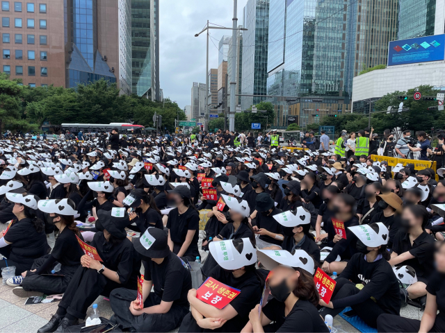 22일 오후 전국 교사들이 서울 종로 보신각 앞에서 서울 서초구 서이초등학교에서 숨진 교사를 추모하는 집회를 열고 있다. 박신원 기자