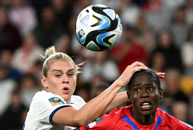 여자 월드컵 잉글랜드-아이티전에서 공중볼 다투는 선수들. 로이터연합뉴스