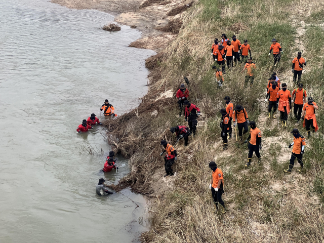 경북소방본부 대원들이 23일 예천에서 폭우로 실종된 주민 2명에 대한 수색작업을 하고 있다. 경북소방본부 제공.