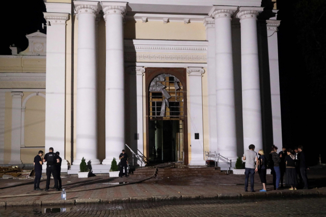 우크라이나 남부 오데사에서 가장 큰 정교회 성당의 전면부가 23일 새벽(현지 시간) 러시아군의 미사일에 맞아 손상돼 있다. AFP연합뉴스