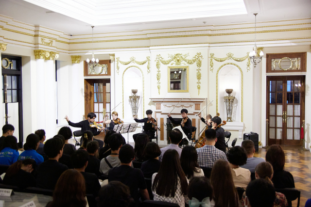 7일 덕수궁 석조전에서 KNSO아카데미 학생들이 실내악 연주를 하고 있다. 사진 제공=국립심포니오케스트라