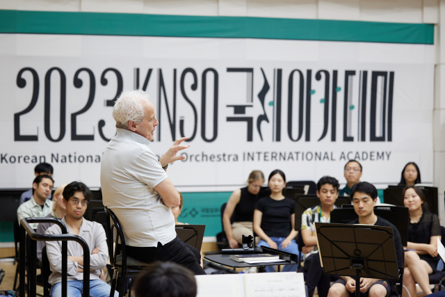 12일 서울 서초구 예술의전당 N스튜디오에서 지휘자 폴 다니엘이 KNSO아카데미 학생들에게 브람스 협주곡 2번에 대해 설명하고 있다. 사진 제공=국립심포니오케스트라