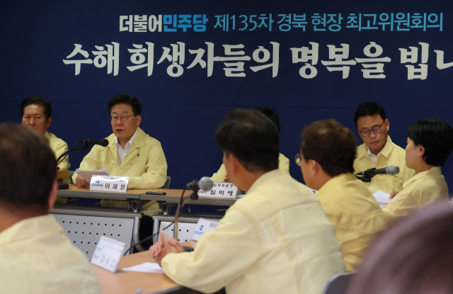 이재명 더불어민주당 대표가 19일 경북 안동시 당 사무실에서 최고위 회의를 하고 있다. 연합뉴스