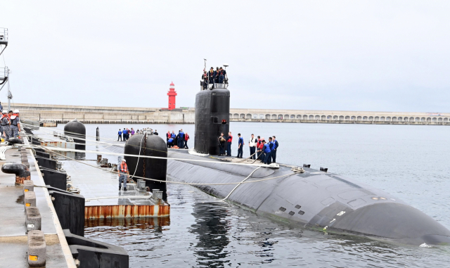 LA급 핵추진잠수함(SSN) 아나폴리스함이 지난 24일 오전 제주해군기지에 군수적재를 위해 입항하고 있다. 사진 제공=해군