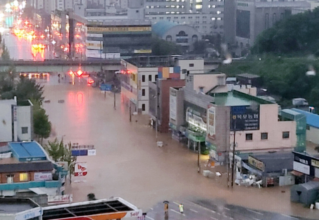 호우 특보가 발효된 24일 오전 전남 목포시 석현동 한 도로가 물에 잠겨 있다. 연합뉴스