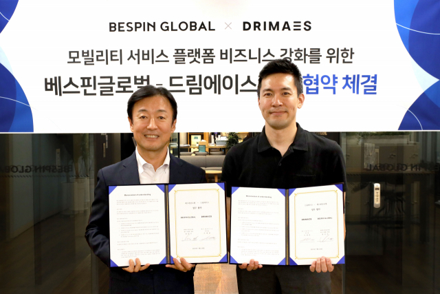 장인수(왼쪽) 베스핀글로벌 한국 총괄 대표와 이세연 드림에이스 CCO가 업무협약을 맺은 후 협약서를 들어보이고 있다. 사진 제공=베스핀글로벌