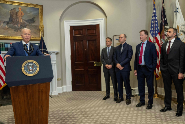 에코프로 CB조 바이든(왼쪽) 미국 대통령이 21일 백악관 루스벨트룸에서 인공지능(AI)에 대해 연설하고 있다. 바이든 대통령의 옆으로 주요 AI 기업 대표들이 자리하고 있다. AFP 연합뉴스