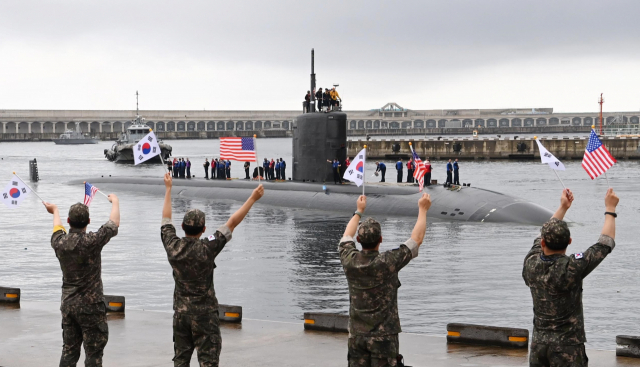 한국 해군 장병들이 24일 오전에 제주해군기지에 입항하고 있는 미 로스앤젤레스(LA)급 핵추진잠수함(SSN) 아나폴리스함을 환영하고 있다. 사진 제공