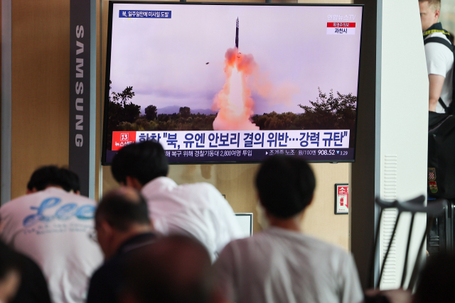 북한이 동해상으로 단거리 탄도미사일(SRBM) 2발을 발사한 지난 19일 시민들이 서울역 대합실에서 관련 뉴스를 시청하고 있다. 연합뉴스