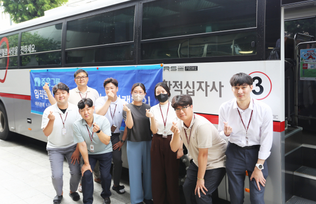 중흥그룹 임직원들이 지난 24일 광주광역시 북구 중흥건설 본사 앞에서 진행된 ‘사랑의 헌혈 캠페인’에 참여하고 기념 사진을 찍고 있다. 사진 제공=중흥그룹