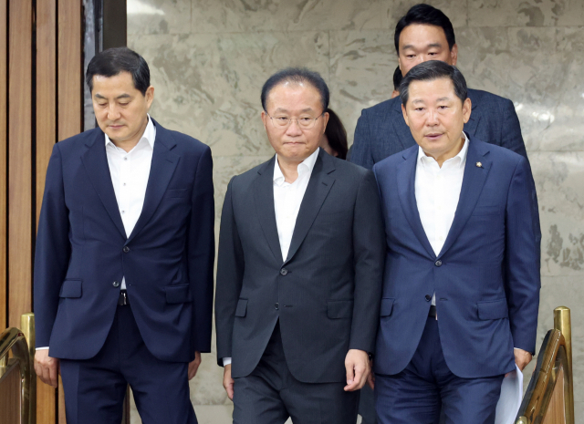 윤재옥 국민의힘 원내대표가 25일 국회에서 열린 원내대책회의에 참석하고 있다. 연합뉴스