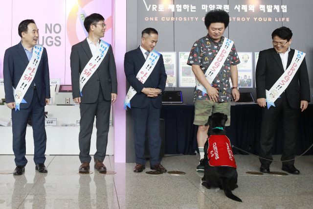 25일 인천국제공항 제1터미널 출국장에서 마약 탐지견이 마약류 밀반입 예방 캠페인 홍보대사 윤택 씨가 소지한 마약을 찾아내는 시범을 보이고 있다. 영종도=권욱 기자 2023.07.25