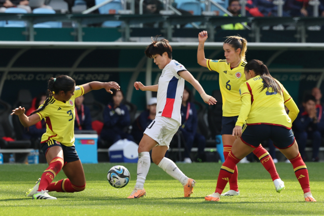 한국 女축구, 월드컵 첫 경기 패배…16강 적신호