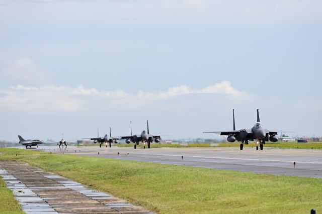 한·프 연합공중훈련및 추모 비행을 앞두고 F-15K 3대(오른쪽에서 3번째까지)와 라팔 2대(왼쪽에서 2번째까지)가 이륙을 위해 이동하고 있다. 사진 제공=공군