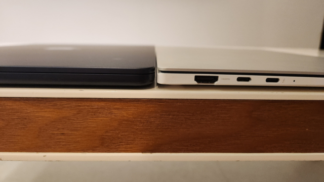 15인치 화면의 맥북에어15(왼쪽)와 13인치 화면의 삼성전자 갤럭시북 프로의 두께 비교. 김윤수 기자