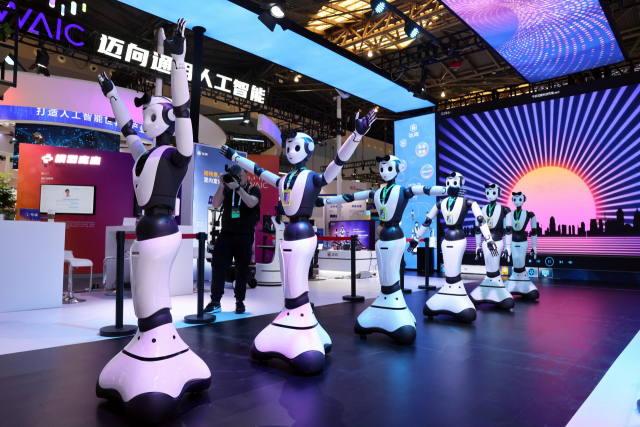 지난 6일 중국 상하이에서 열린 세계인공지능회의(WAIC) 행사장에서 중국의 한 로봇 업체가 제작한 인공지능(AI) 로봇이 전시돼 있다. 중국은 AI굴기를 위해 올해에만 147억 달러를 투입할 것으로 전망된다. 연합뉴스