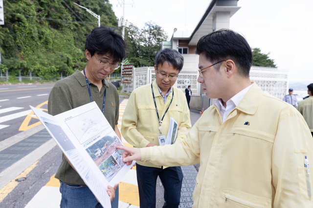 오병권 경기도 행정1부지사가 25일 남양주 조안지구 급경사지를 찾아 점검을 하고 있다. 사진 제공 = 경기도