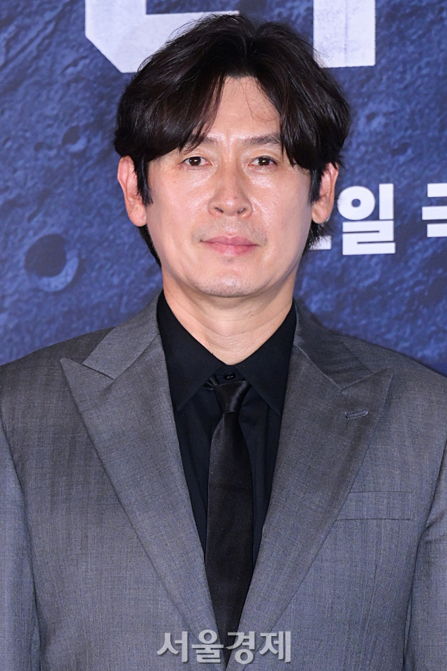 배우 설경구가 25일 오후 서울 용산구 CGV 용산아이파크몰에서 진행된 영화 ‘더 문’(감독 김용화) 언론배급시사회 및 기자간담회에서 포즈를 취하고 있다. 김규빈 기자