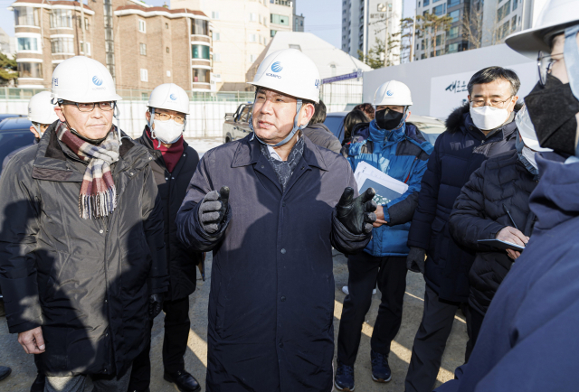 최근 박강수 마포구청장이 건축공사장 현장점검에 나섰다.