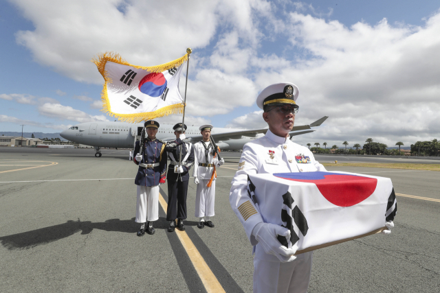 한미 양국은 25일(현지시간) 미국 하와이 히캄 공군기지에서 6·25전쟁 정전 및 한미동맹 70주년을 맞아 신범철 국방부차관과 존 아퀼리노(John C. Aquilino) 인도태평양사령관을 한미 양국 대표로 하는 국군전사자 유해 인수식을 거행했다. 사진은 국군전사자 고 최임락 일병의 유해를 유가족(조카)인 최호종 해군 상사가 봉송하고 있는 모습. 사진 제공=국방일보