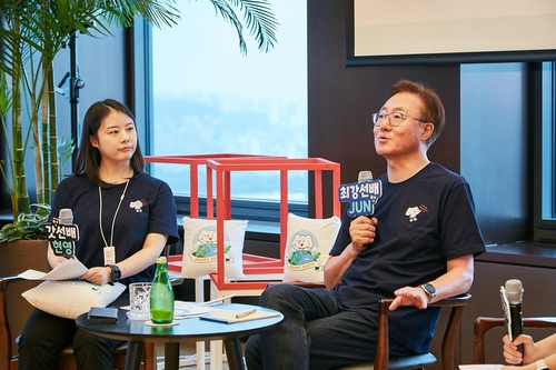 김준(오른쪽) SK이노베이션 부회장이 24일 서울 종로구 SK서린빌딩에서 열린 신입사원과의 대화 자리에서 질문에 답하고 있다. 사진 제공=SK이노베이션