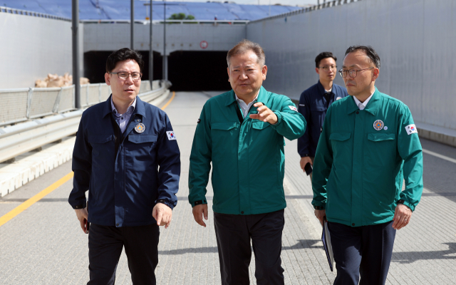 이상민(가운데) 행정안전부 장관이 26일 충북 청주시 흥덕구 오송읍 궁평 제2지하차도를 방문해 사고 현장을 둘러보고 있다. 청주=연합뉴스