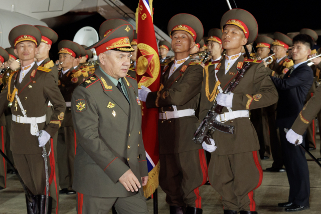 세르게이 쇼이구(왼쪽 두 번째) 러시아 국방장관이 25일 밤 평양 순안공항에 도착해 북한군 의장대의 환영을 받고 있다. 타스연합뉴스