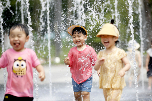 광주 북구 신용근린공원에서 아이들이 바닥분수에서 더위를 식히고 있다. 연합뉴스