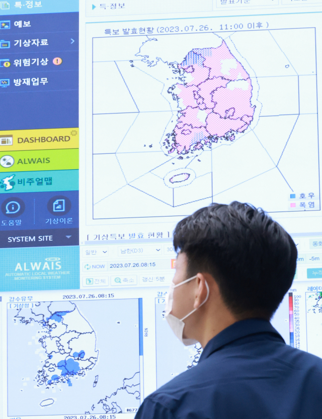 26일 오전 정부세종청사 행정안전부 중앙재난안전상황실 현황판에 폭염 특보 등 기상 정보가 표시돼 있다. 기상청은 이날 중부지방과 남부지방에서 올해 장마가 종료된 것으로 판단한다고 밝혔다. 제주는 전날 장마철이 끝난 것으로 봤다. 기상청은 우리나라가 당분간 고기압 영향권에 놓여 날이 맑겠고 이에 낮 동안 햇볕이 강하게 내리쬐면서 기온이 상승할 것으로 내다봤다. 연합뉴스