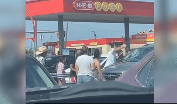 폭염이 이어지고 있는 미국 텍사스 주에서 차에 갇힌 아기를 구조하기 위해 아버지가 유리창을 깨는 모습. 사진=뉴욕포스트 유튜브 갈무리