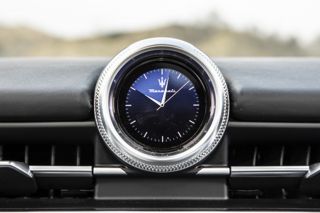 그레칼레 차량 내부에 마세라티 브랜드 역사상 최초로 디지털시계가 걸려있다. 사진제공=FMK